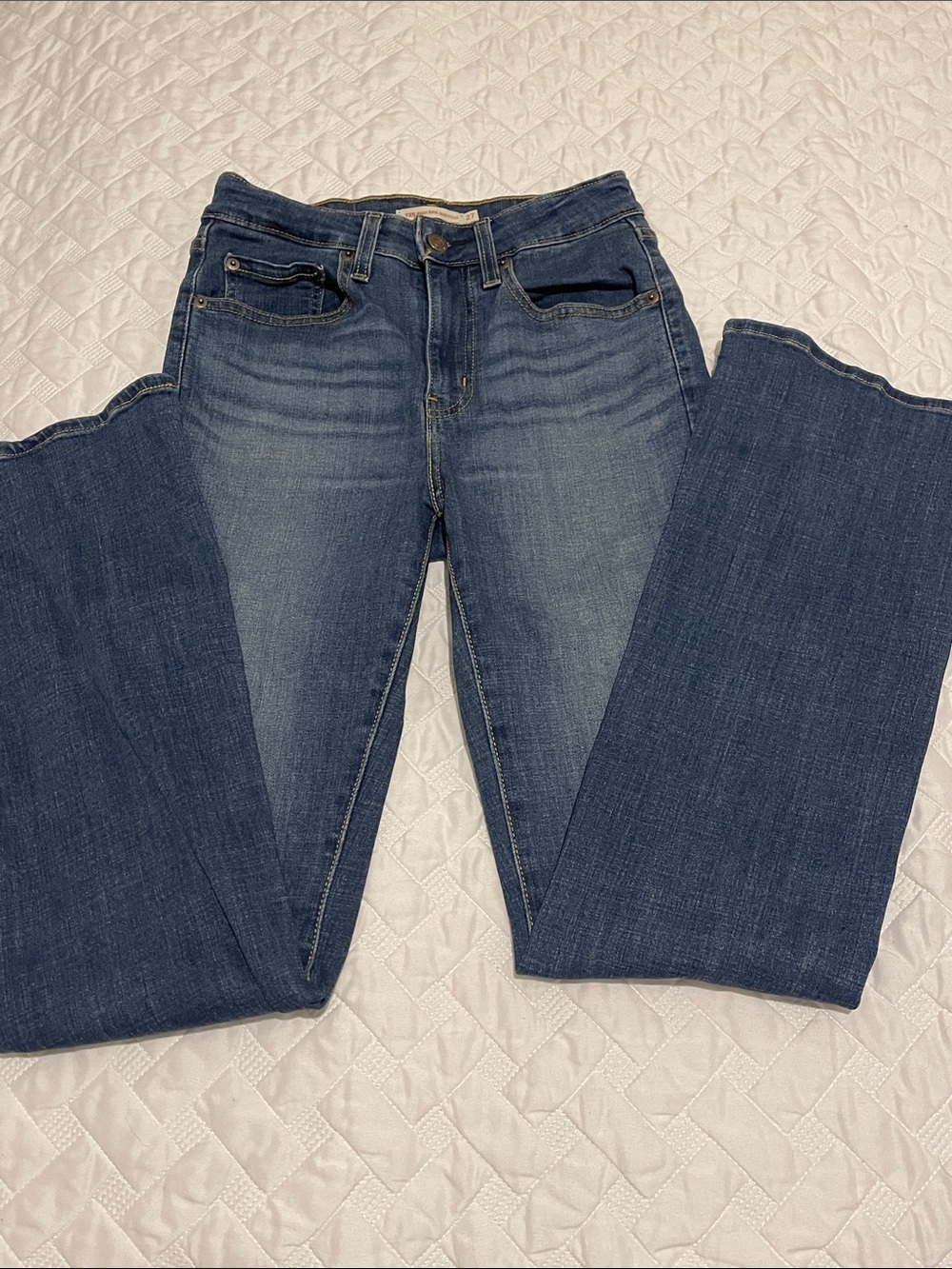Levi's 725 Women's high rise Bootcut Jeans in Dark Blue Wash